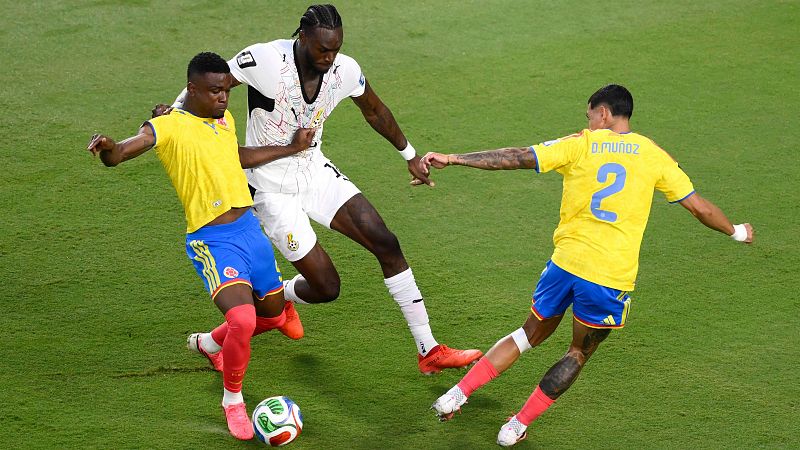Jerome Opoku (18), de Ghana, disputa el bal�n con los colombianos Jhon C�rdoba (9) y Daniel Mu�oz (2) durante el partido de dieciseisavos de final de la Copa del Mundo entre Colombia y Ghana