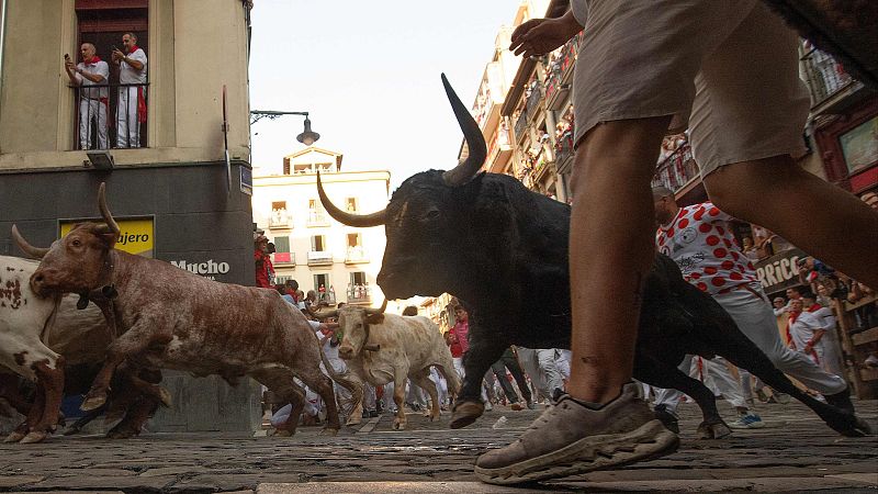 Participantes corren durante el primero de los encierros de San Ferm�n 2026