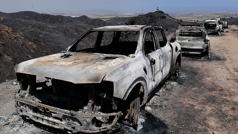 EuropaPress_7657992_varios_vehiculos_calcinados_incendio_forestal_10_julio_2026_gallardos_almeria