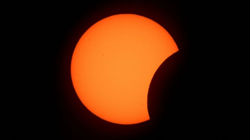 La Luna cubri� parcialmente el Sol durante las primeras fases del eclipse solar total, visto desde la playa de La Zurriola en San Sebasti�n, el 12 de agosto de 2026