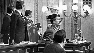 Imatge del general Antonio Tejero perpetrant el cop d'estat el 23F de 1981 al Congr�s dels Diputats