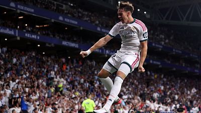 Esp� celebra su primer gol con el Real Madrid