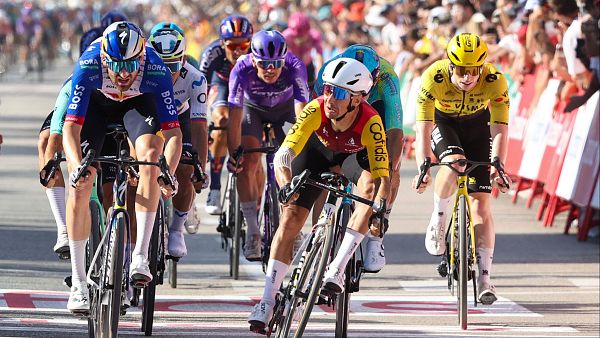 Bryan Coquard gana la etapa 8 de La Vuelta 2026 en el abandono de Tadej Pogacar