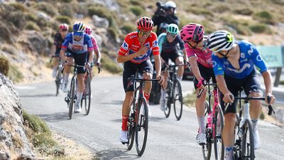 El maillot rojo y l�der de la general Enric Mas, durante la 14� etapa de La Vuelta a Espa�a, de 154,5 km de recorrido entre Ja�n y la Sierra de la Pandera (Ja�n)
