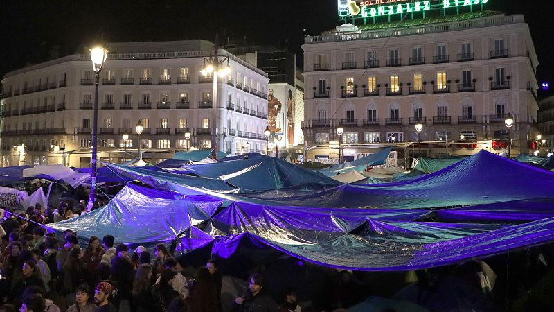 Centenares de personas acampan en la c�ntrica Puerta del Sol de Madrid