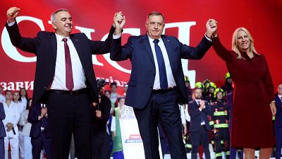 El l�der de la Alianza de Socialdem�cratas Independientes (SNSD), Milorad Dodik (C), la candidata del SNSD al puesto serbio en la presidencia tripartita de Bosnia, Zeljka Cvijanovic (D), y el candidato del partido a la presidencia de la Rep�blica Srpska, Savo Minic.
