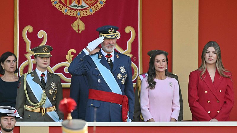 El rey preside el desfile de las Fuerzas  Armadas en Madrid