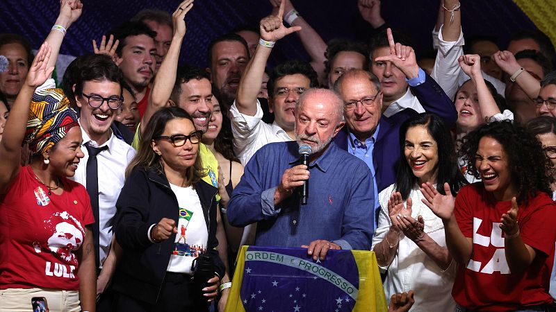 El presidente de Brasil, Luiz In�cio Lula da Silva, pronuncia un discurso junto a su esposa, Ros�ngela da Silva