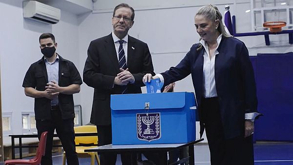 El presidente de Israel, Isaac Herzog, y su esposa, votaron este martes en un colegio electoral del barrio de Rehavia de Jerusal�n, en unas elecciones cruciales en Israel