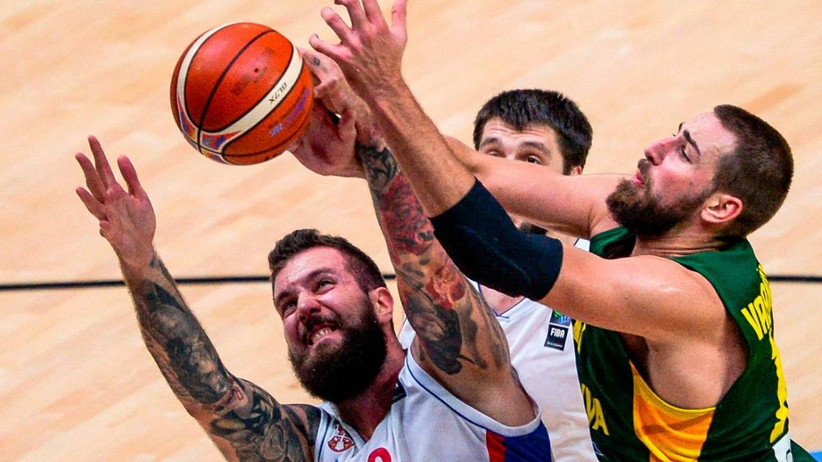 El serbio Raduljica trata de lanzar ante la oposición del lituano Valanciunas