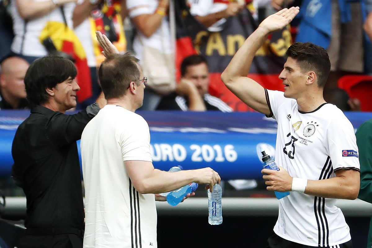 G�mez celebra su gol con Low