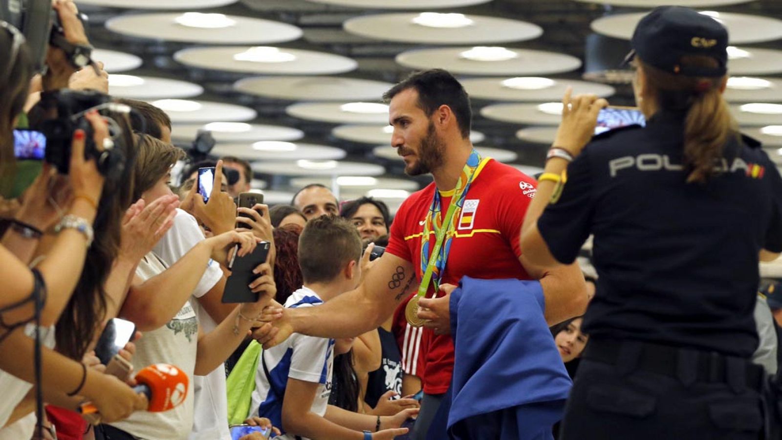 Los medallistas espaoles llegan a casa