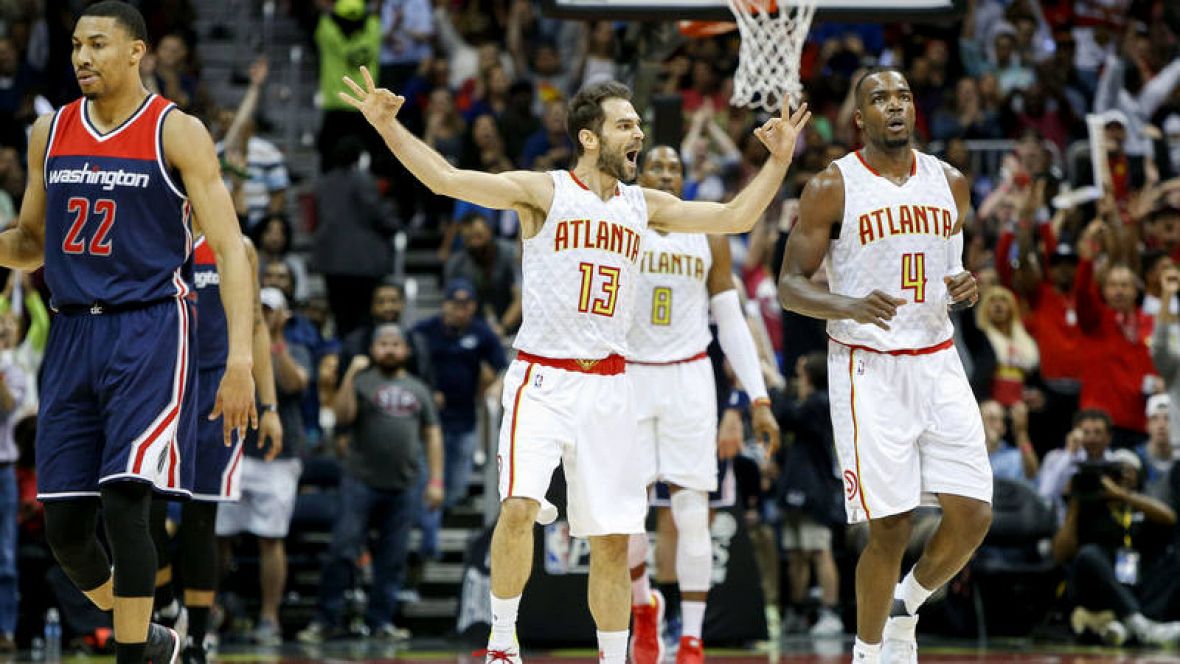 Calderón celebra un triple contra los Wizards.