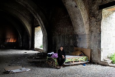 Un migrante improvisa un refugio y un lecho en Trieste, que apenas le amparan del fro y la lluvia