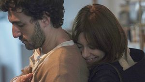 Miki Esparb� y Alexandra Jim�nez en 'Las distancias'.
