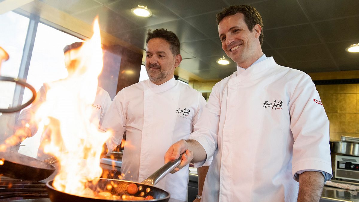 Pablo Casado cocina junto al chef Ivn Acedo en el resturante Aura, en Zaragoza.