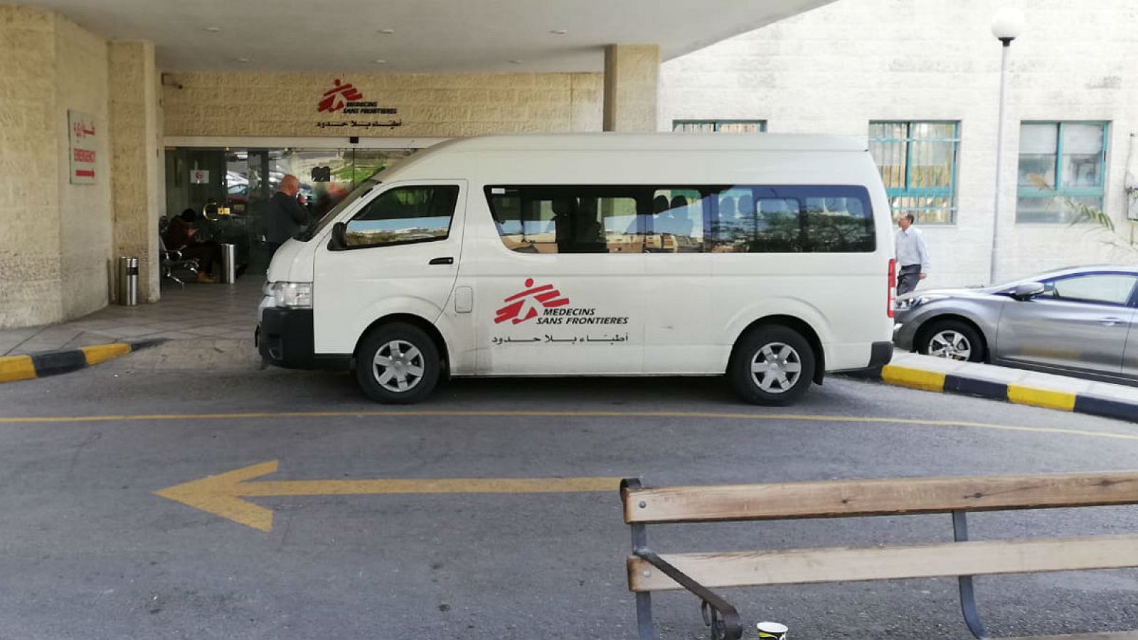 Una ambulancia espera en el Hospital de Ciruj�a Reconstructiva de MSF