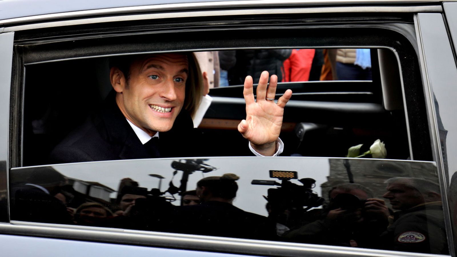 El presidente francs, Emmanuel Macron, saluda desde el coche oficial tras votar en las elecciones europeas