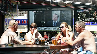 Un grupo de ingleses reaccionan a la dimisin de Cameron en Benidorm