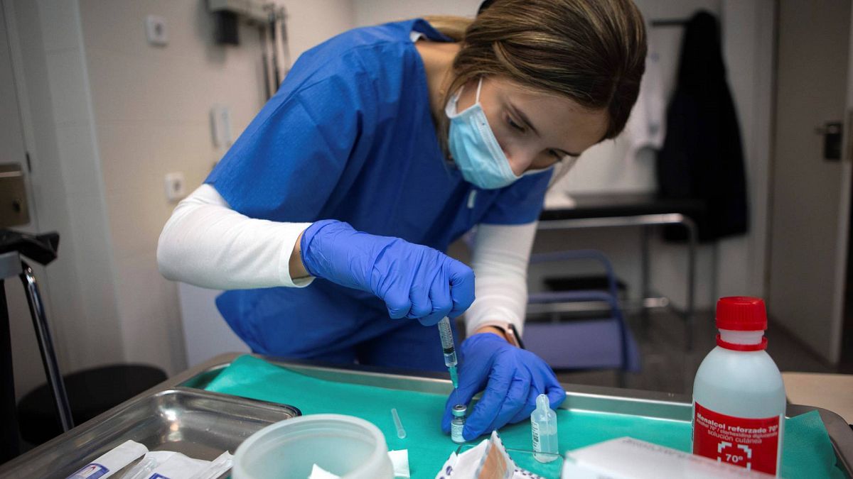 Una enfermera durante el proceso de vacunacin en el CAP Montenegre de Barcelona