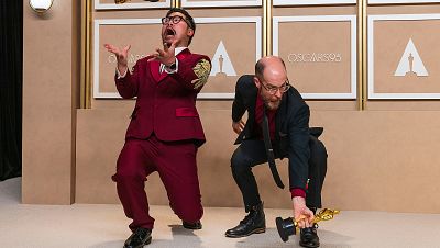 Daniel Scheinert y�Daniel Kwan con uno de los tres Oscar que han ganado.