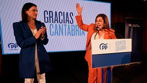 La candidata del PP en Cantabria, Mara Jos Senz de Buruaga (d),  aplaudida por la candidata del PP a la Alcalda de Santander, Gema Igual (i).