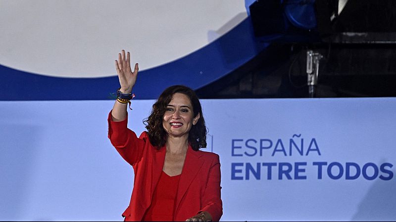 Ayuso celebra su mayora absoluta en el balcn de Gnova