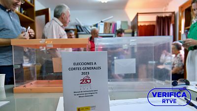 Las urnas preparadas en un colegio electoral de Vilarroya, en La Rioja