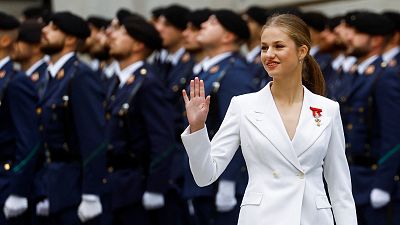 Jura de la Constitucin de Leonor  La princesa Leonor saluda a los ciudadanos a su llegada al Congreso