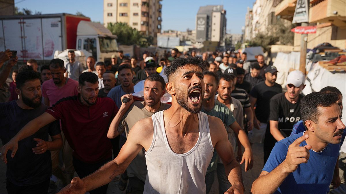 Dolientes trasladan el cuerpo de un hombre palestino que murió tras un ataque aéreo israelí, durante su funeral en Nuseirat, en el centro de la Franja de Gaza Abdel Kareem Hana Abdel Kareem Hana