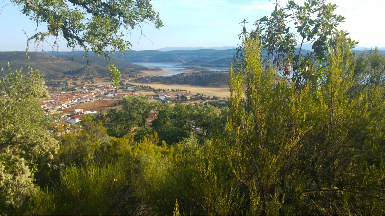 Vista de Helechosa de los Montes y el embalse de Cjara