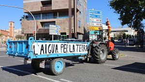 Una trentena de tractors tallen el centre de Tarragona per reclamar una millor gesti de l'aigua.