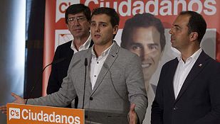 Rivera: C's "sale a ganar" al PP y al PSOE y no va a "apuntalar" gobiernos que no sean los suyos Rivera: C's "sale a ganar" al PP y al PSOE y no va a "apuntalar" gobiernos que no sean los suyos
