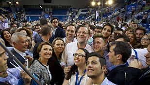 Mariano Rajoy: "Si queremos volver a la cola, dadle el voto al PSOE" Mariano Rajoy: "Si queremos volver a la cola, dadle el voto al PSOE"