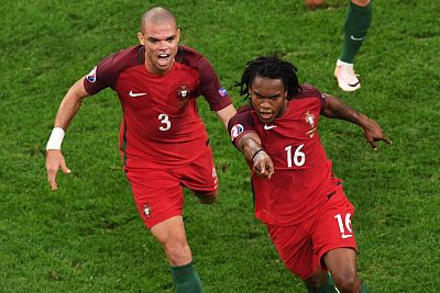 Renato celebra el gol del empate de Portugal