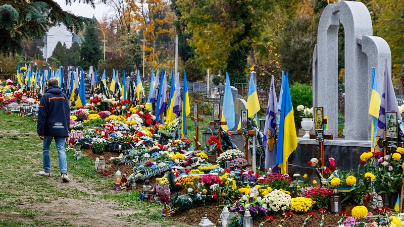 Tumbas de soldados ucranianos en el cementerio de �zhgorod