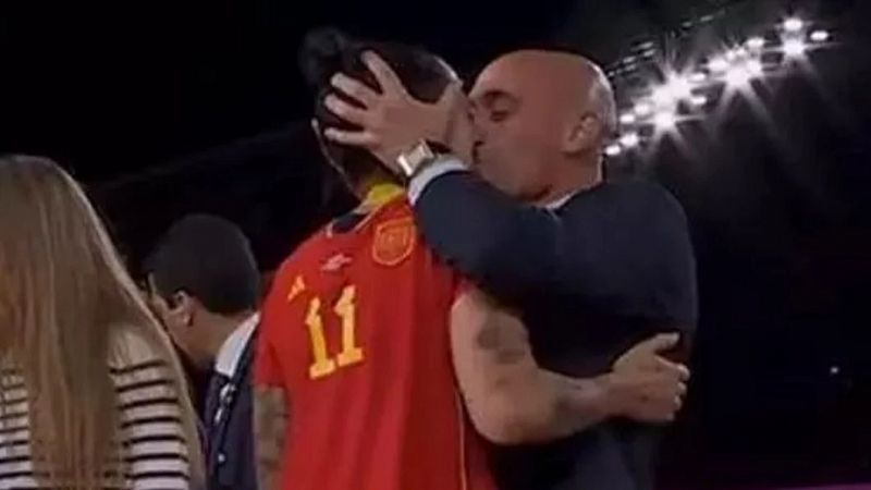 Rubiales besa a Jenni Hermoso tras la final del Mundial