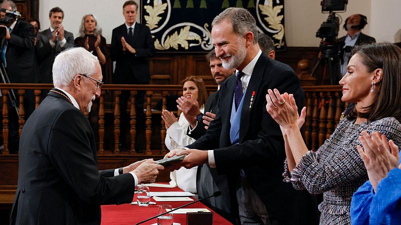 Luis Mateo Dez, recibe el Premio Cervantes de manos del rey