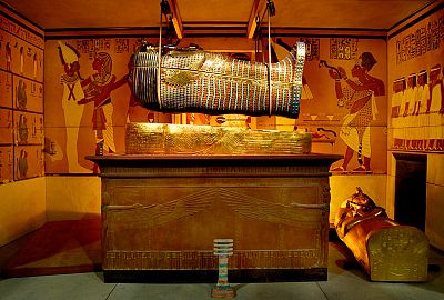 Zahi Hawass: "Cleopatra está enterrada con Marco Antonio en una tumba bajo  el agua"