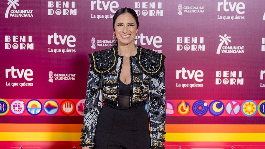 María Peláe se viste de torera en la alfombra naranja
