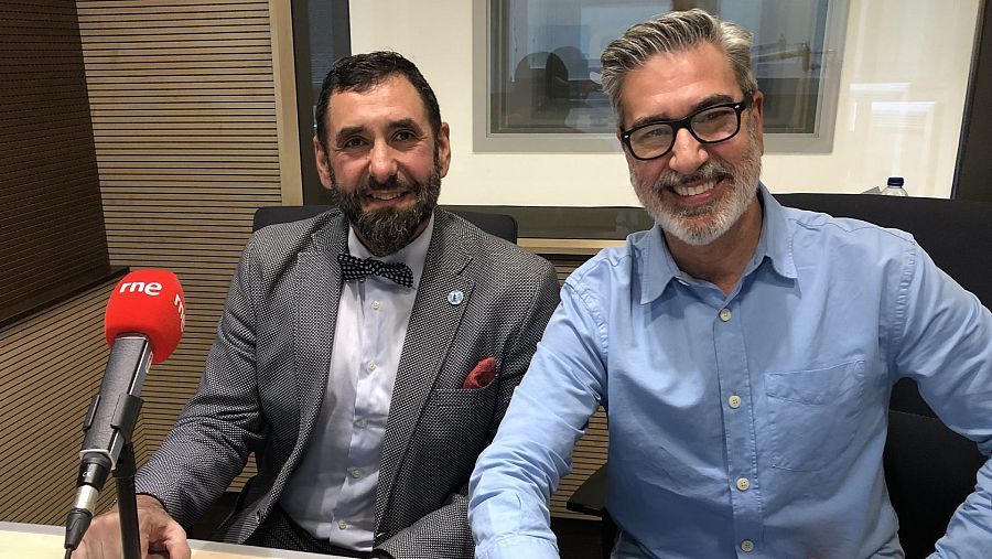 El presidente de la Federación de Asociaciones de Bármanes Española, Juan Carlos Muñoz Zapatero, junto al director de Memoria de Delfín, Arturo Martín, en los estudios de RNE