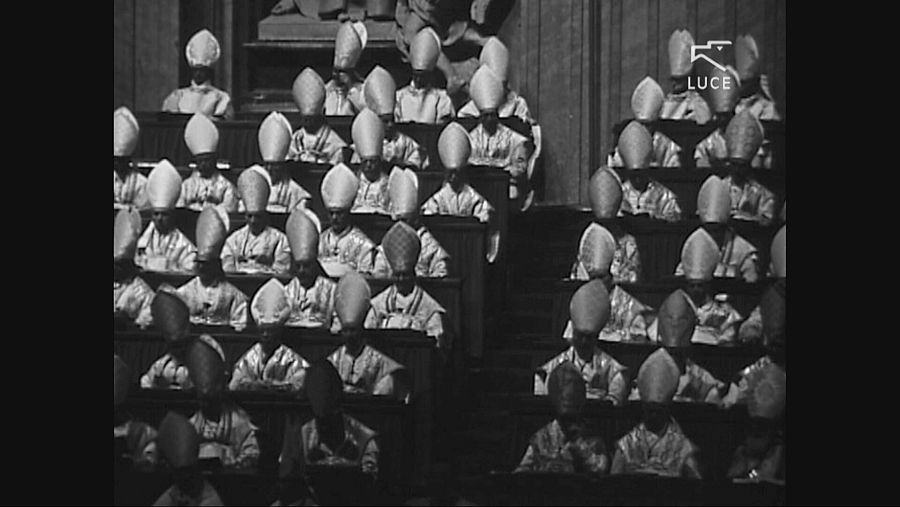 Obispos sentados en la sala conciliar.