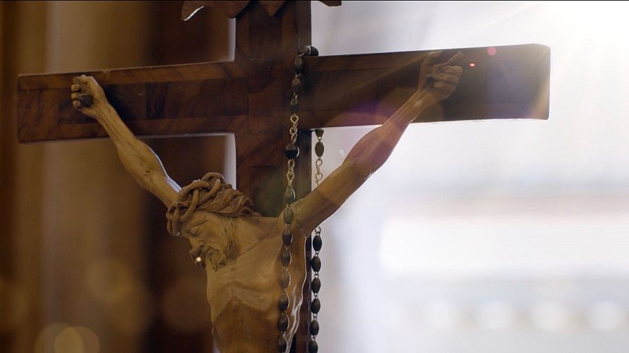 Crucijijo con Jesucristo y un rosario colgando.