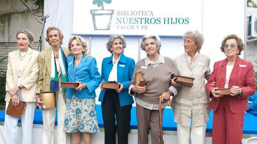 Siete de las trece madres en un aniversario de la fundación.