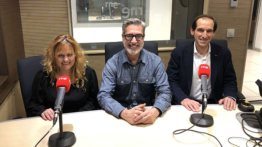 Elena Gómez, paciente con discapacidad auditiva en los estudios de RNE junto al director de Memoria de Delfín, Arturo Martín, y el doctor Luis Lassaletta