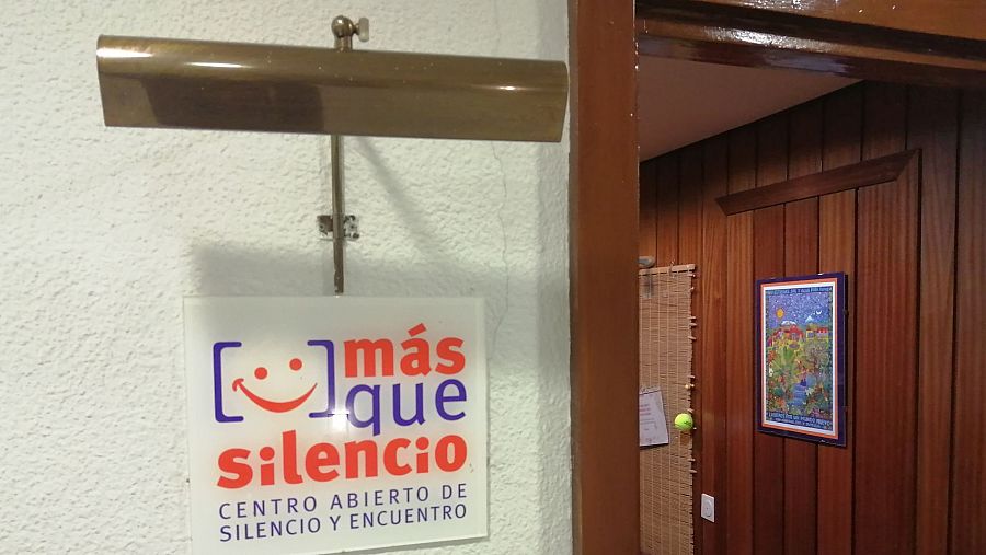 Entrada del refugio urbano "Más que silencio", un lugar de encuentro alejado del ruido