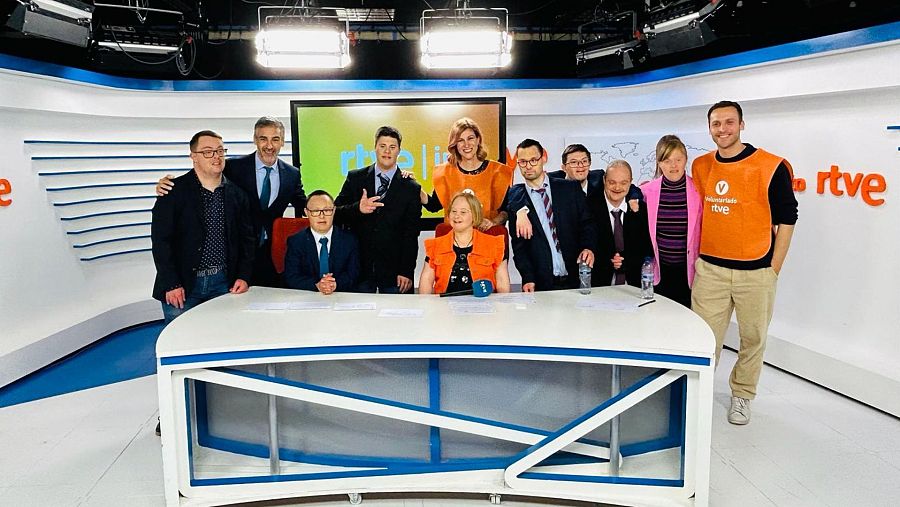 Los jóvenes de Down Toledo junto a Nuria Seró, Marc Santandreu y Albert Barniol