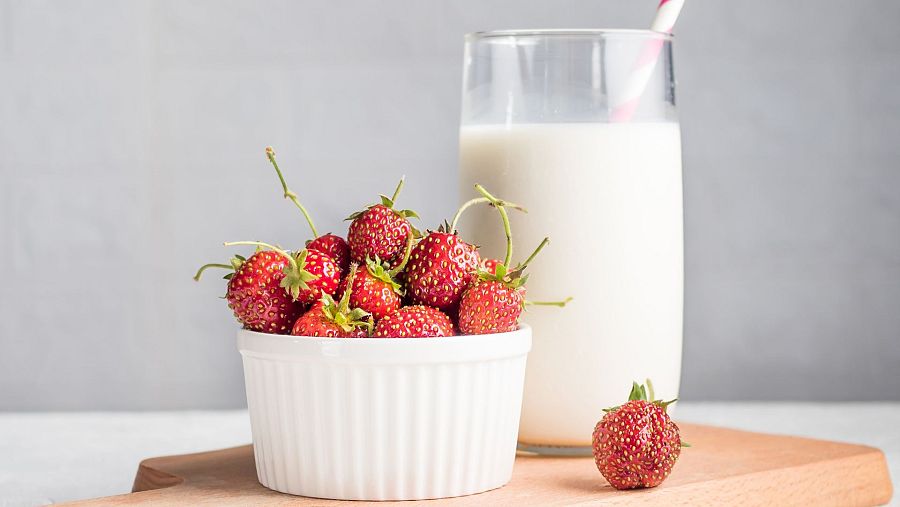 Prioriza un vaso de leche acompañado de fruta que los zumos mezclados con leche