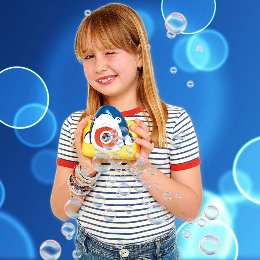 Revista Clan Abril 2024 - Niña con regalo cámara tiburón-pompero