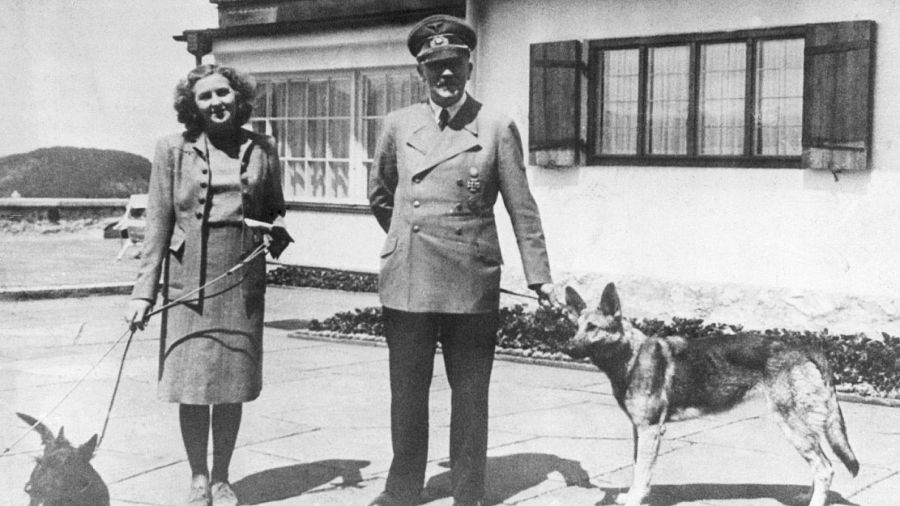 Adolf Hitler y su sobrina Geli Raubal, quien se suicidó a los 23 años